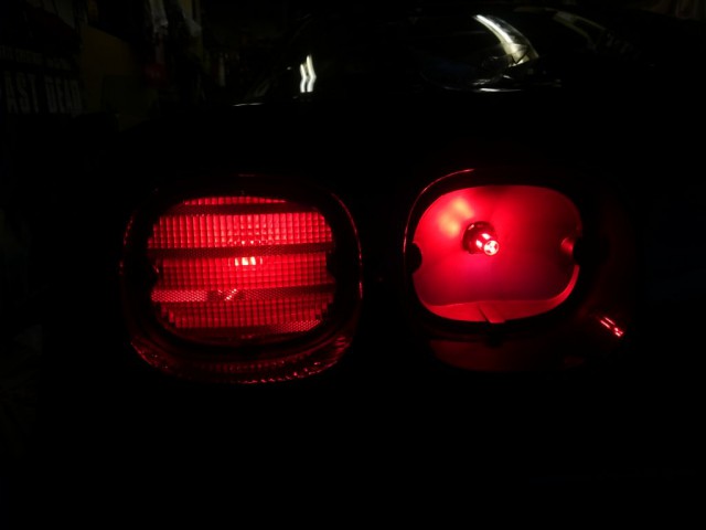 LED lampa, Lyser och blinkar rött (BA15D) (Halogen 2057, 21/5W)